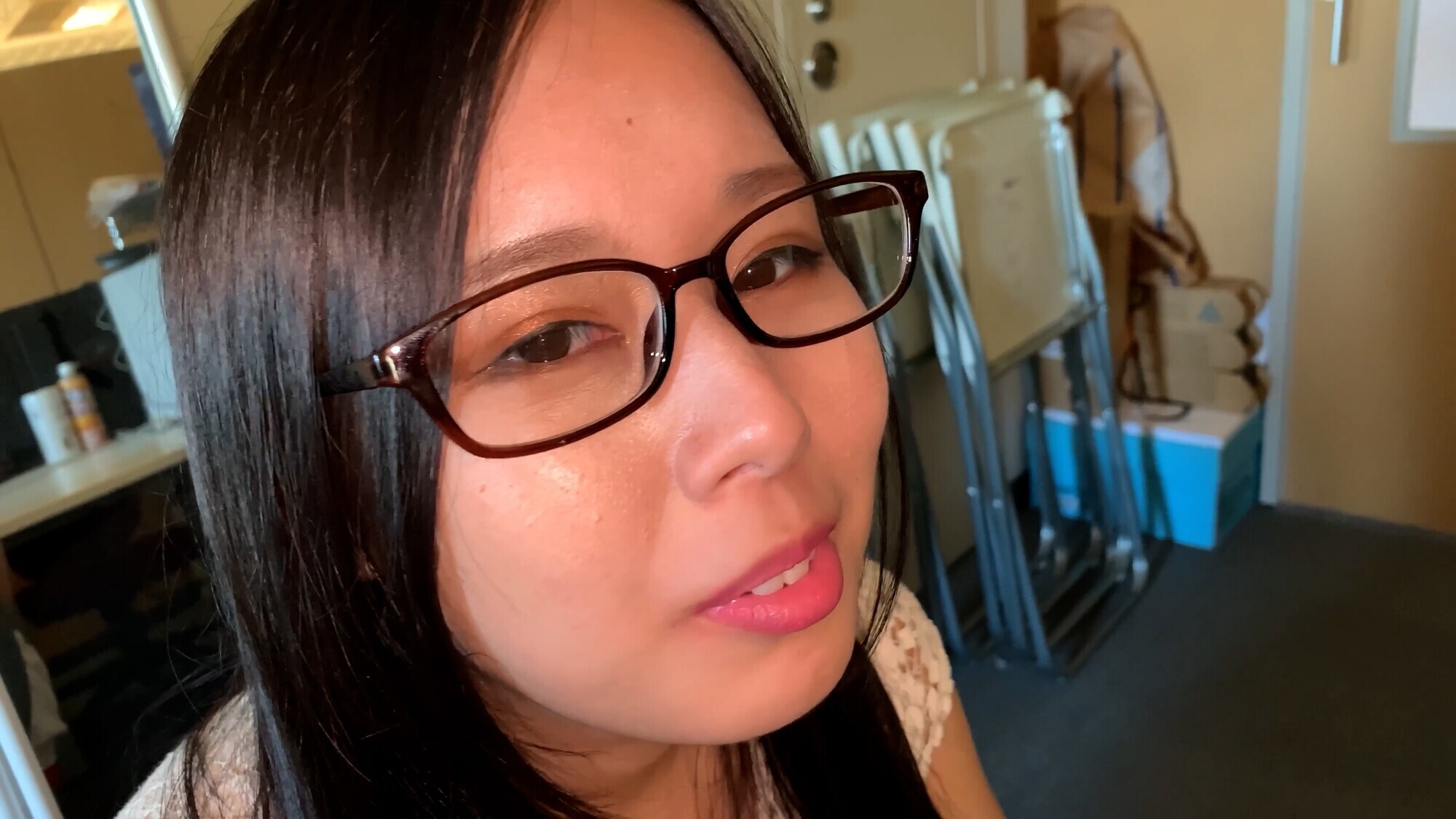 爆乳眼鏡美女の舌苔採取 塚田詩織 画像3
