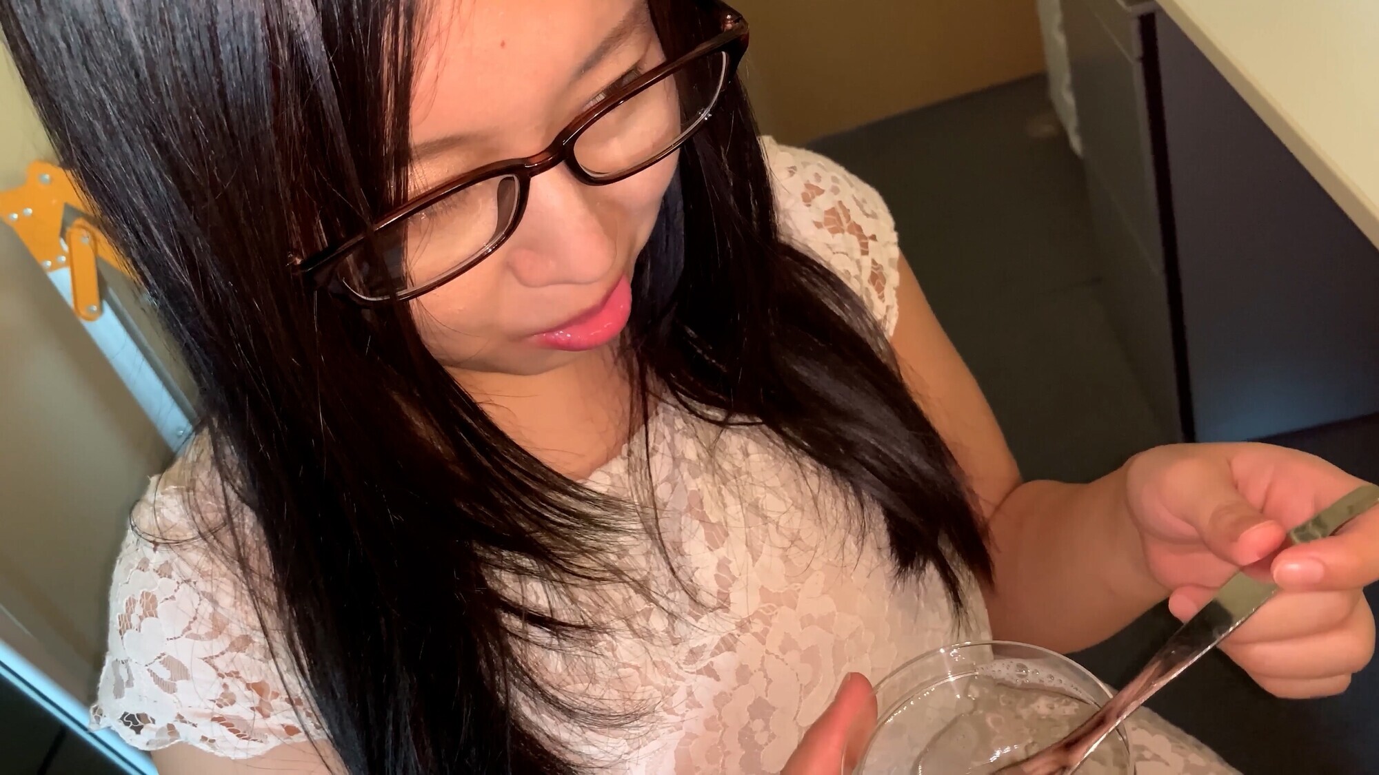 爆乳眼鏡美女の舌苔採取 塚田詩織 画像14