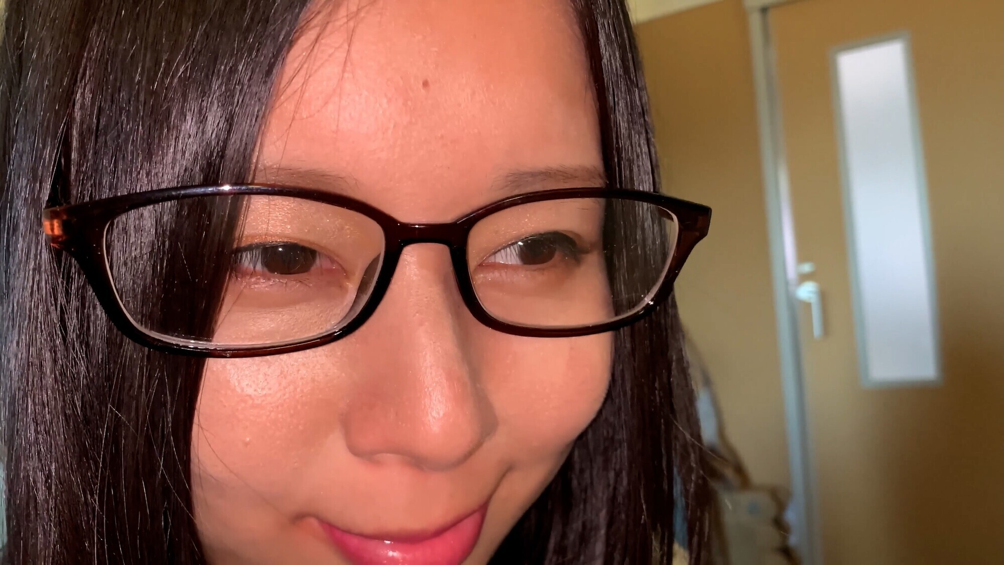 爆乳眼鏡美女の鼻腔観察にこよりを添えて・・・ 塚田詩織 画像2