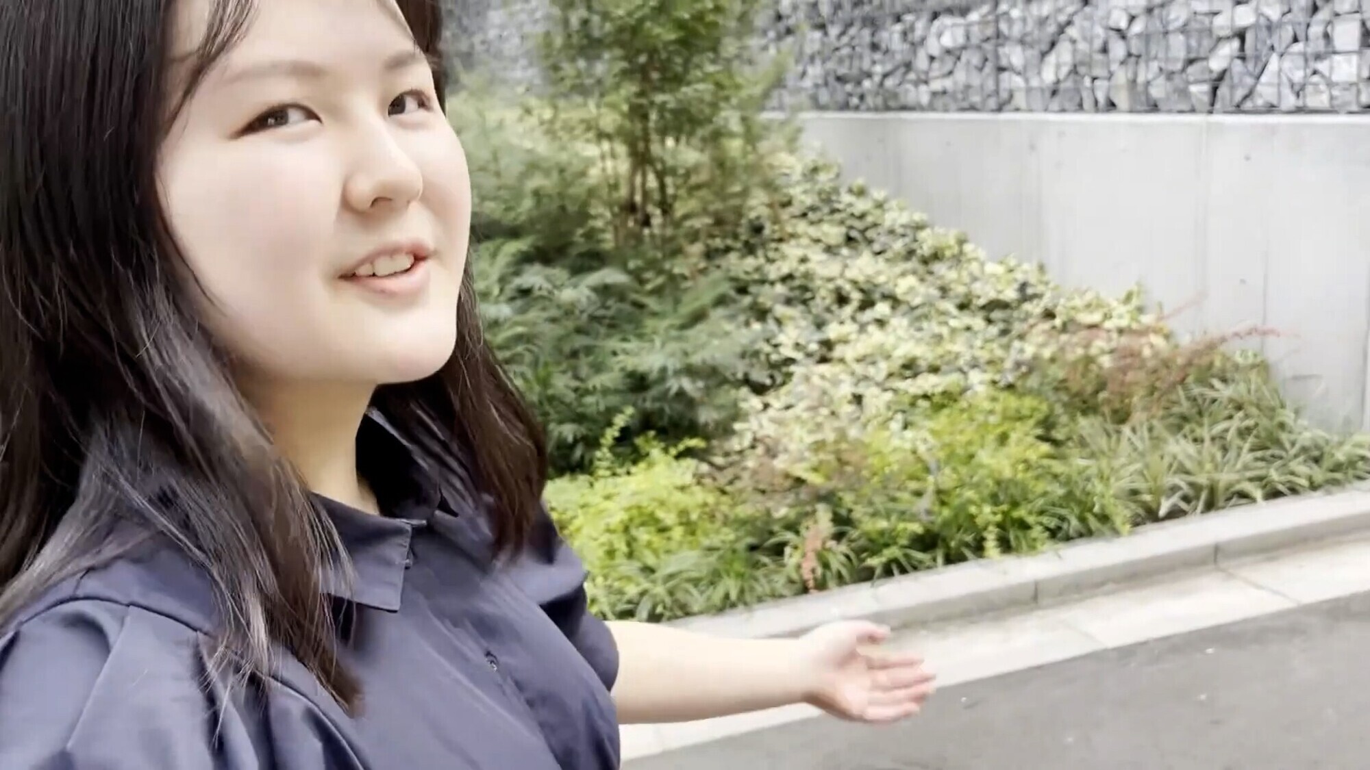 街角で声をかけてパンツの染みを見せてもらう 書店員 りかちゃん 画像1