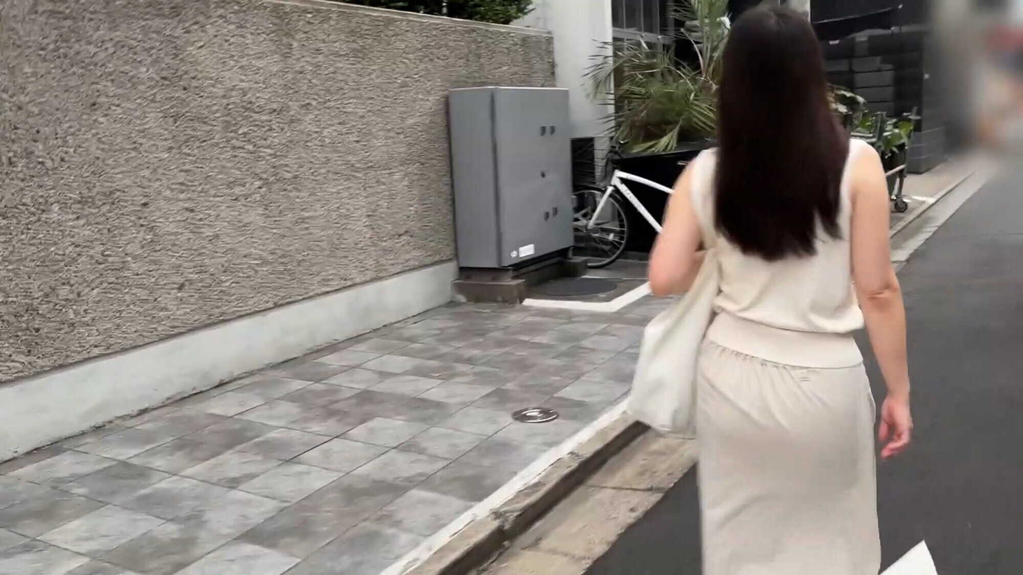 街角で声をかけてくすぐりさせてもらう WEBデザイナー しおりちゃん 画像1