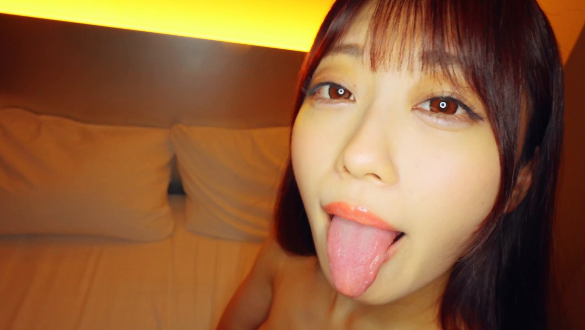 【個人撮影】笠木いちかの口内観察 舌を磨いて指しゃぶって開口器で口内見せながら喜悦（よが）る 画像3