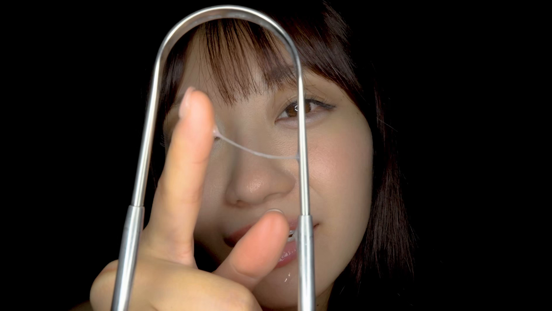 【個人撮影】笠木いちかの口内観察 舌を磨いて指しゃぶって開口器で口内見せながら喜悦（よが）る 画像7