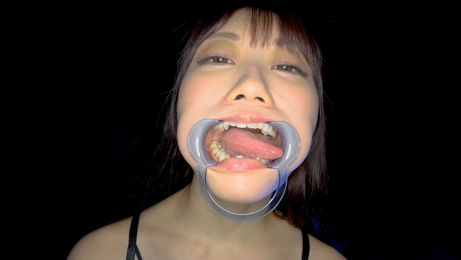 【個人撮影】笠木いちかの口内観察 舌を磨いて指しゃぶって開口器で口内見せながら喜悦（よが）る 画像10