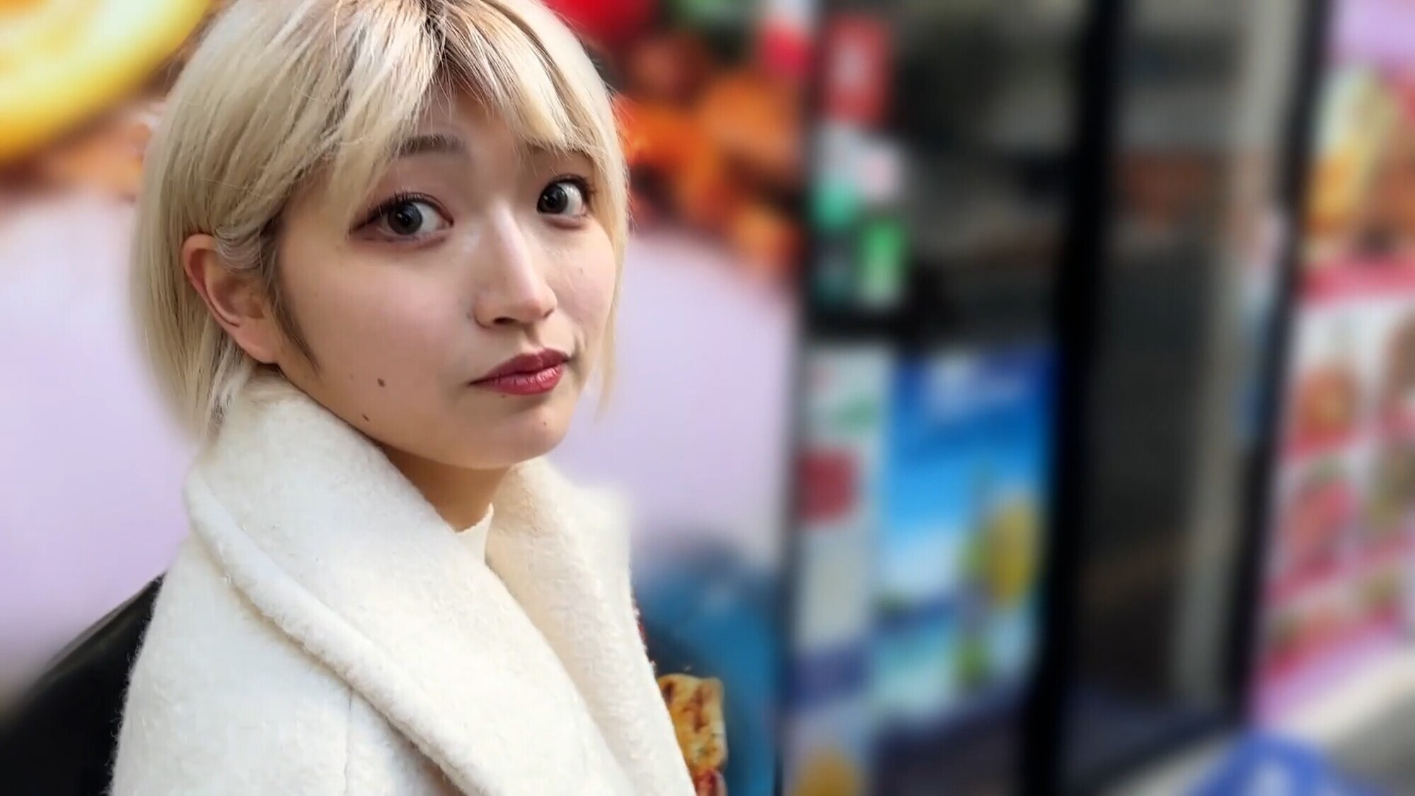 M男が街中で女性に声をかけてワキを舐めさせて貰う 美容部員 はるのちゃん 画像1
