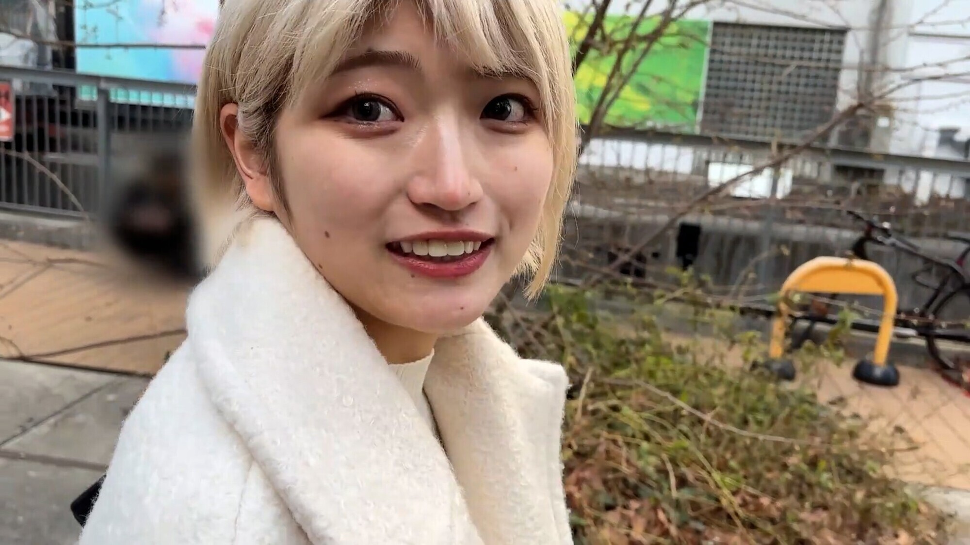 M男が街中で女性に声をかけてワキを舐めさせて貰う 美容部員 はるのちゃん 画像2