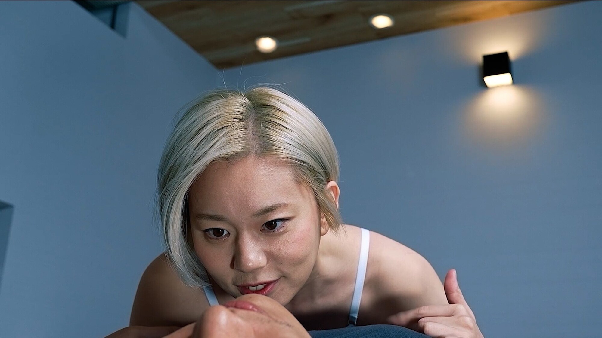 腰振りながら鼻フェラしちゃうドエロギャルがM男に濃厚鼻フェラ 画像6