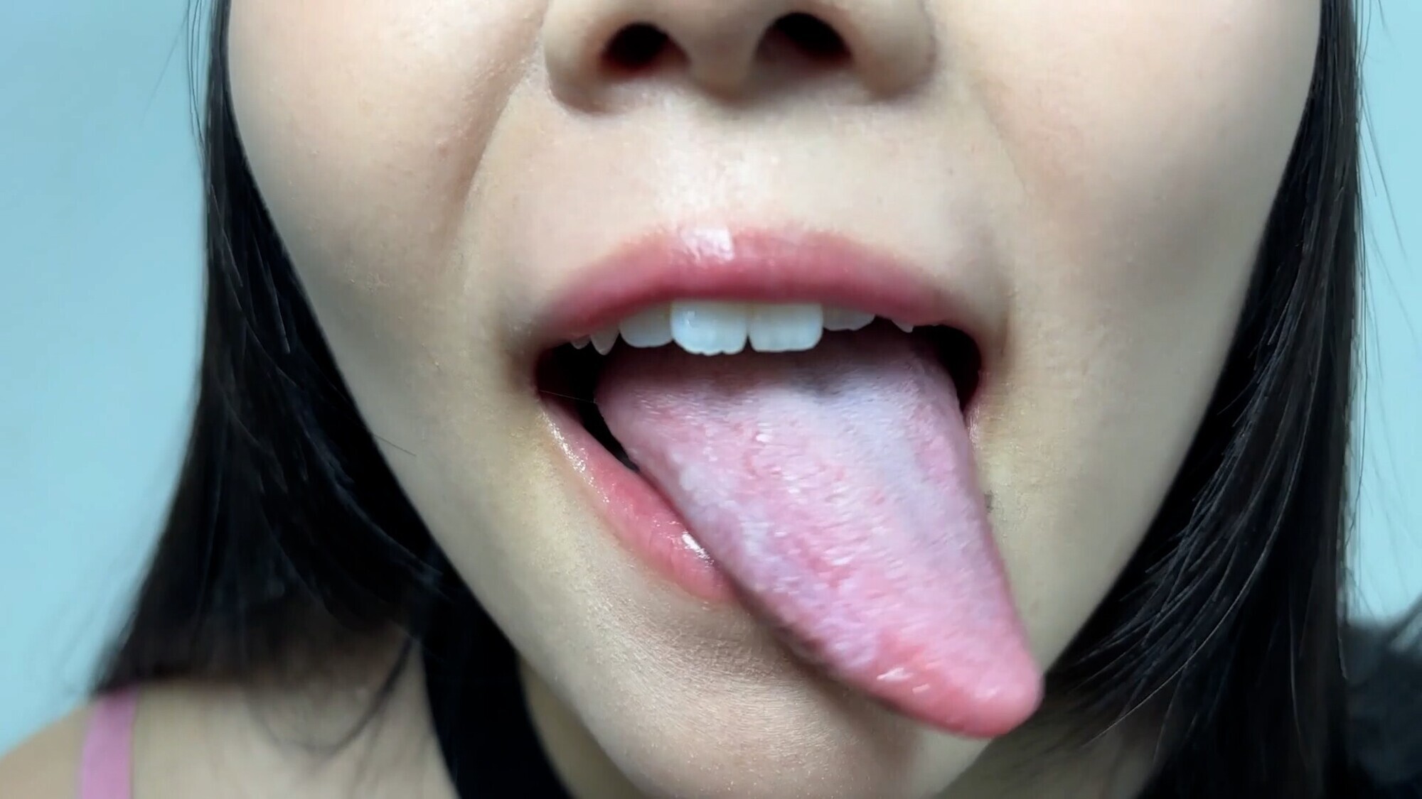 長い舌!みすずちゃんの口内観察 3枚目