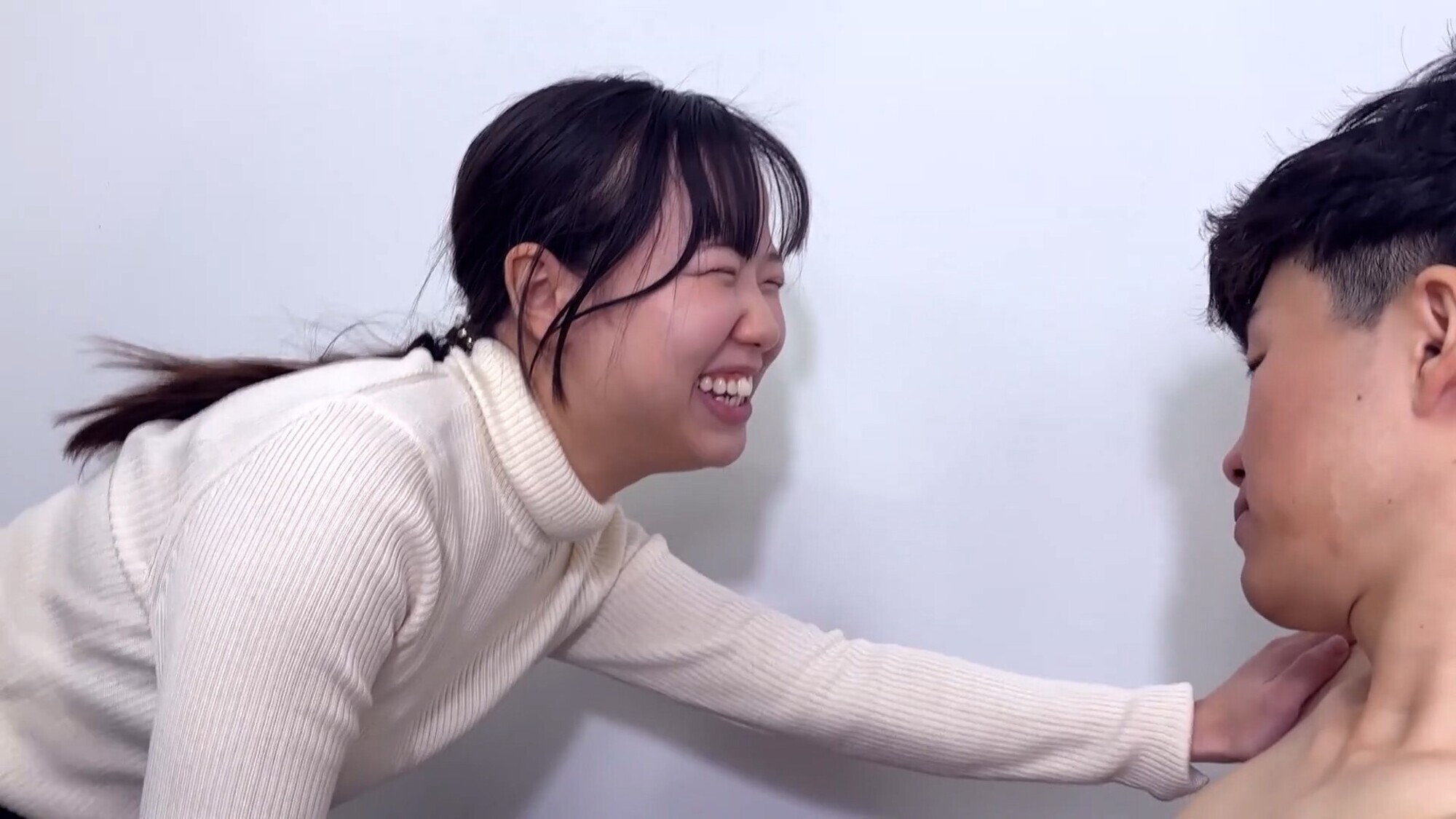 甘やかしてくれるかりなちゃんがM男に濃厚キス 1枚目