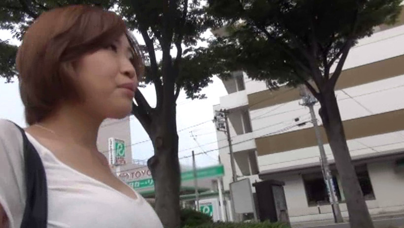 完全シロウト、応募人妻。 ドエロ妻を撮影しに東北遠征！！福島から応募してきたFカップ若妻は、旦那のいない昼間は毎日オナニー三昧。不倫願望ありなだけあって性欲爆発します！！ 福島県福島市在住／鹿沼あや／25歳／東京から福島に嫁ぎ専業主婦 画像1