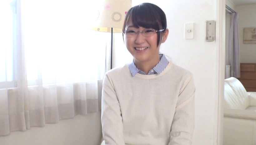 某お嬢様大学英文学科 眼鏡美少女な古書店員 逢月はるな AVデビュー AV女優新世代を発掘します! 画像2