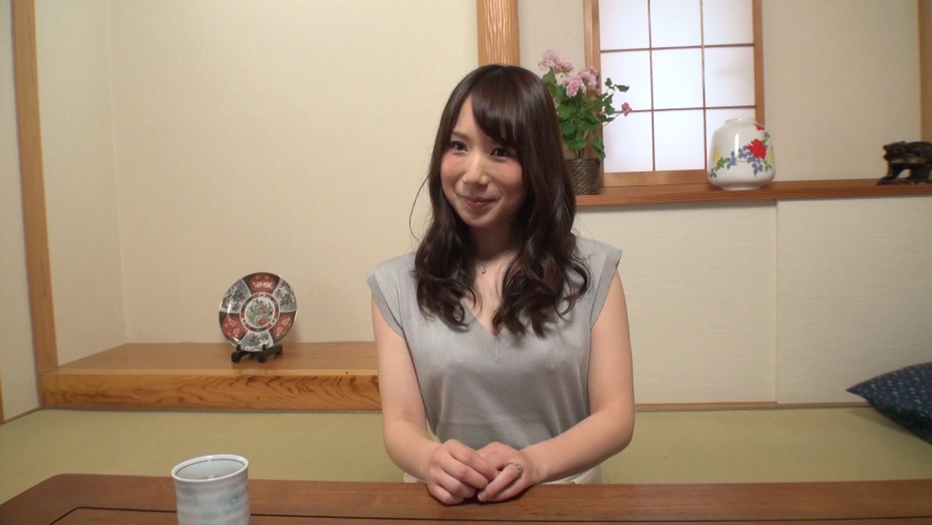 敏感過ぎるEカップ人妻 湯本珠未 36歳 AVデビュー「お尻はダメって言ったのに・・・」アナルを舐め回され羞恥プレイで不覚にもイキまくる人妻 画像1