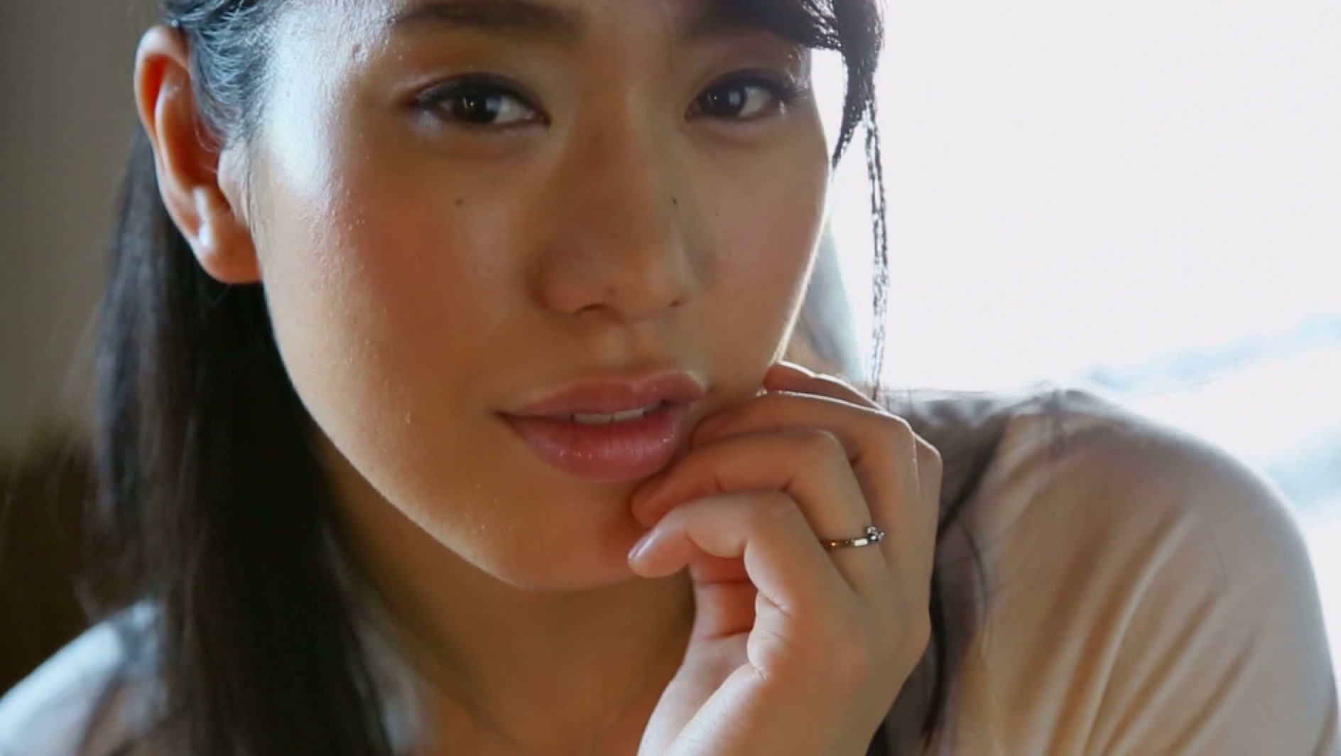 絶頂(イキ)過ぎるFカップ人妻 富野伊織 32歳 AVデビュー 快楽第一主義の美巨乳変態妻が巨根ハードピストンで舌出し失神!! 画像1