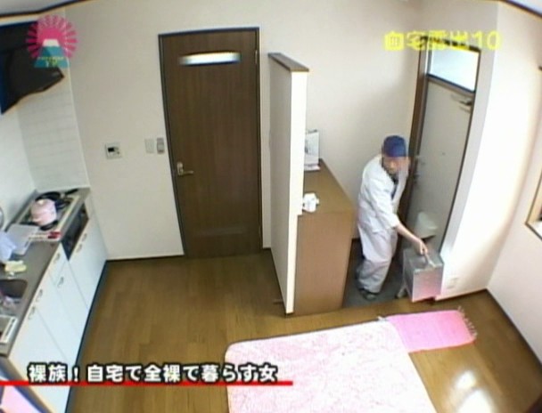 自宅で露出!?見せたがる女たち(10)~裸族!?全裸で生活するムッチリ系美少女 画像20