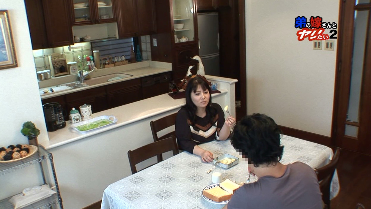 【エロ動画】弟の嫁さんとヤリたい（2）～尋常じゃなくムチムチなカラダがたまんねエ！ イメージ15