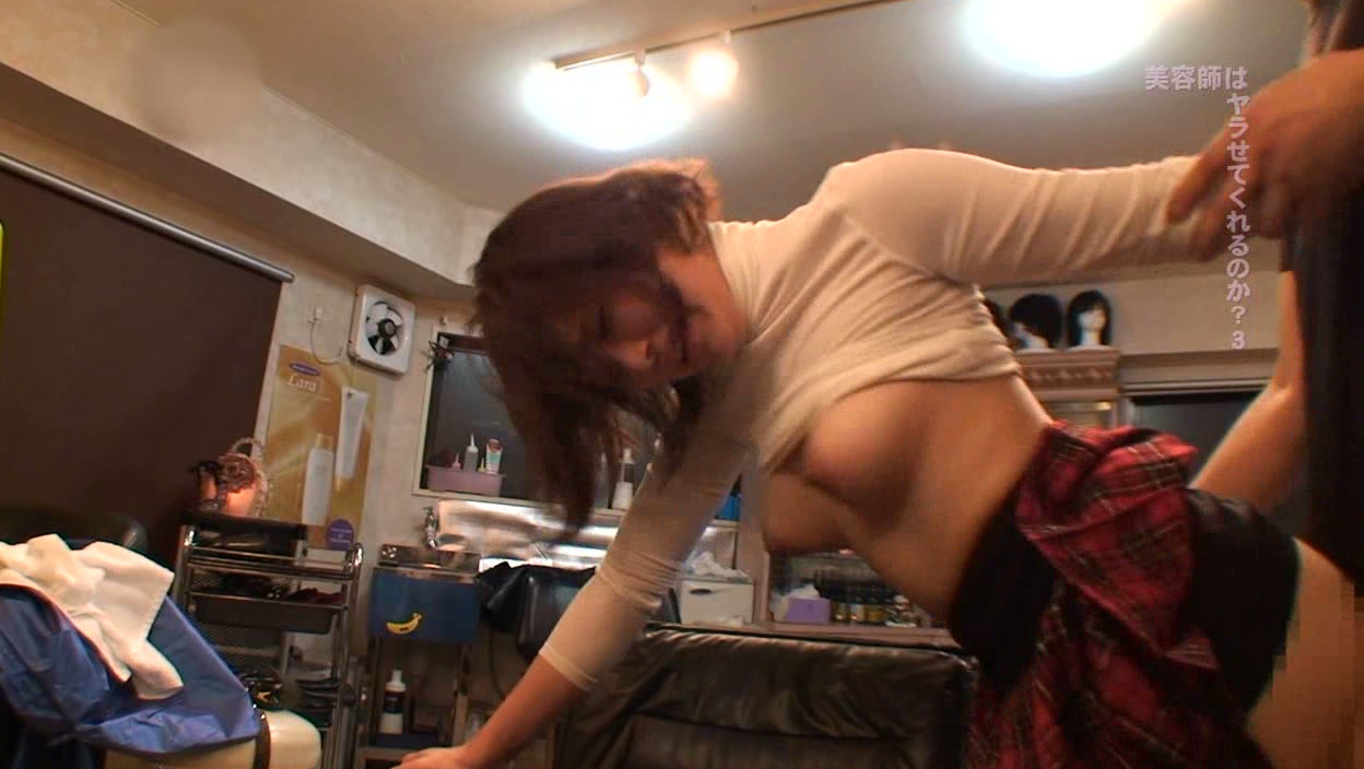 乳首が見え隠れしているセクシーな美容師はヤラせてくれるのか?(3) 14枚目
