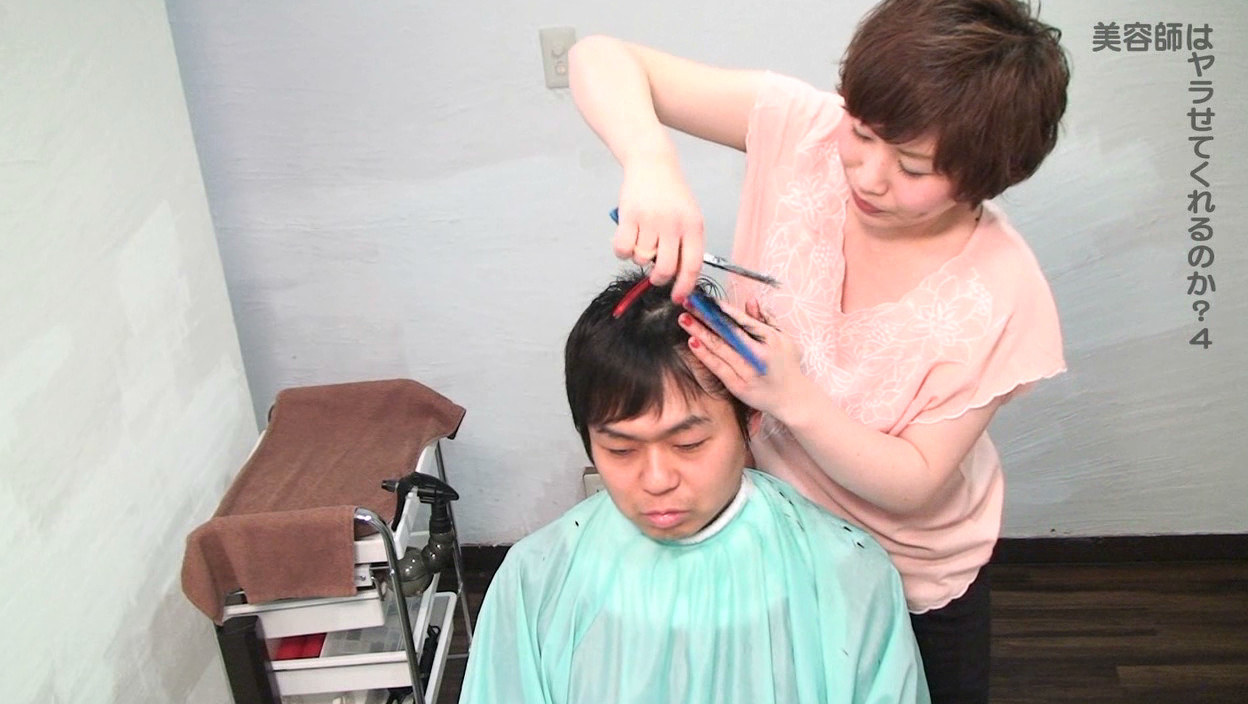 乳首が見え隠れしているセクシーな美容師はヤラせてくれるのか？（4） 画像7