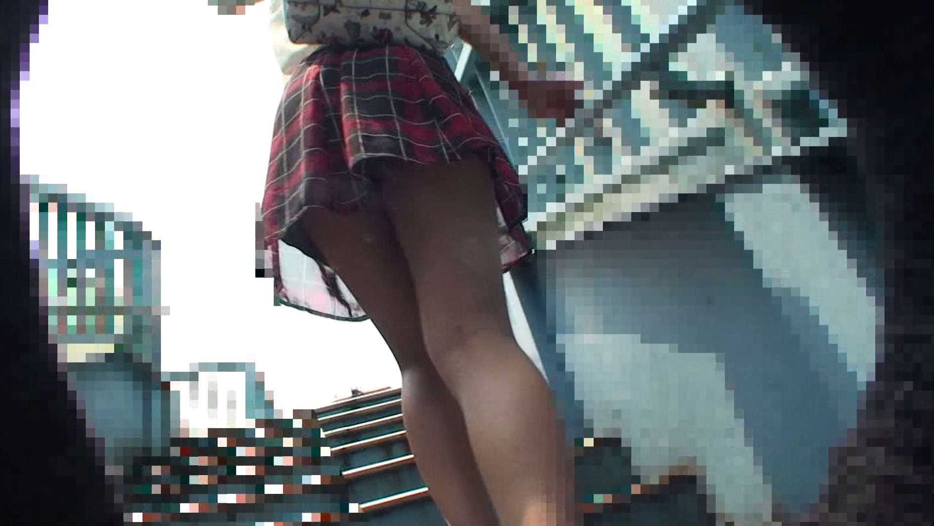 パンチラ盗●した上でハミ毛している品のない女をナンパ即パコ 画像3