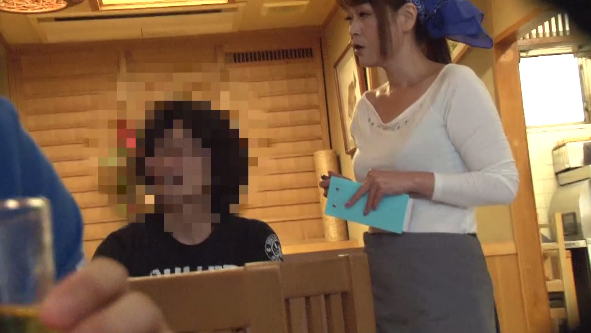 透けブラが刺激的な定食屋のデカパイ母ちゃんとヤリたくて仕方ないよ 画像2