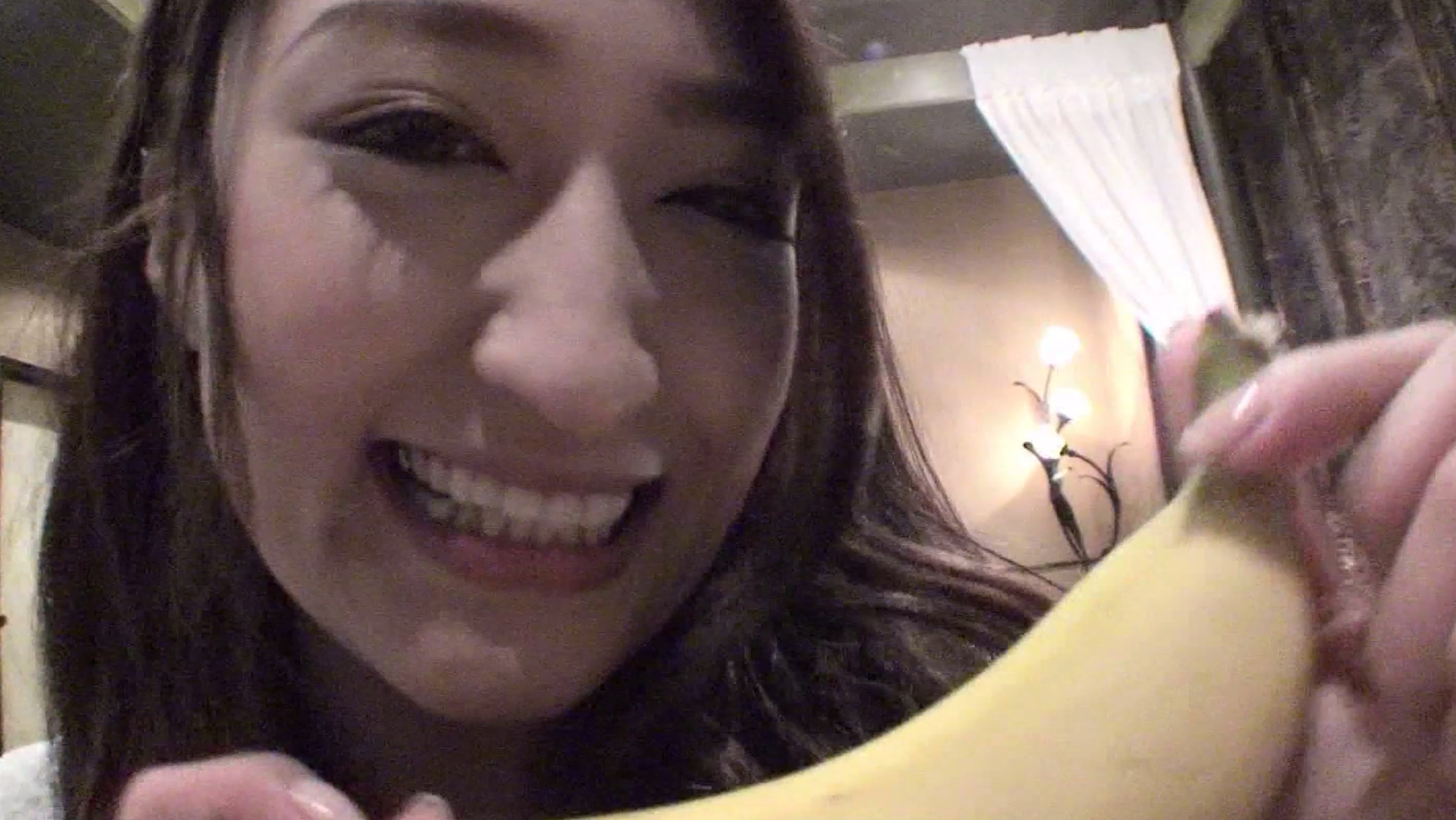【アダルト動画】目鼻立ちの整ったハーフ系美女がバナナを頬張っているんだが普通のフェラより格段にエロくて笑う