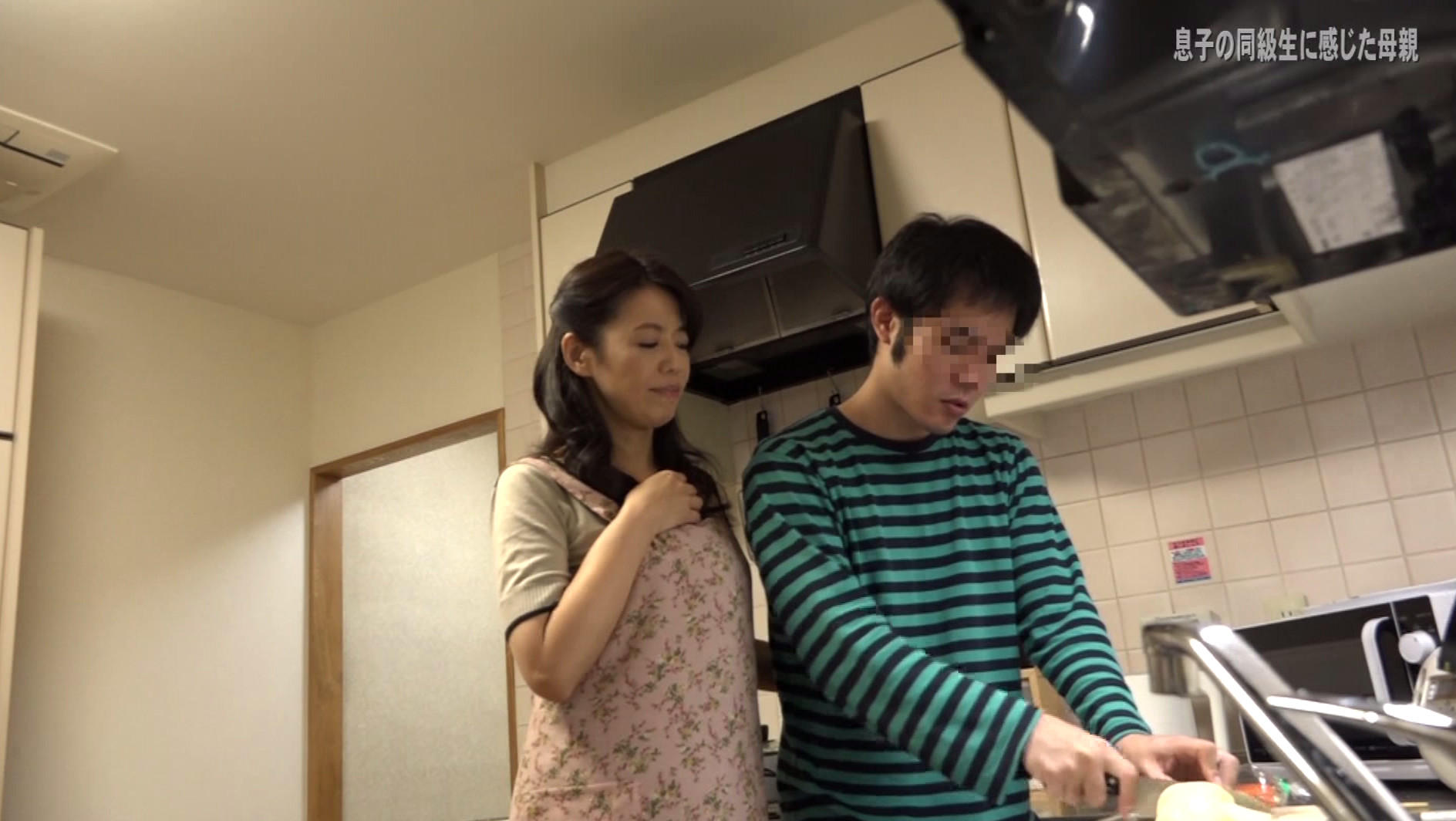 息子の同級生に熟したおっぱいを揉まれて思わず感じてしまった母親の醜態 画像2