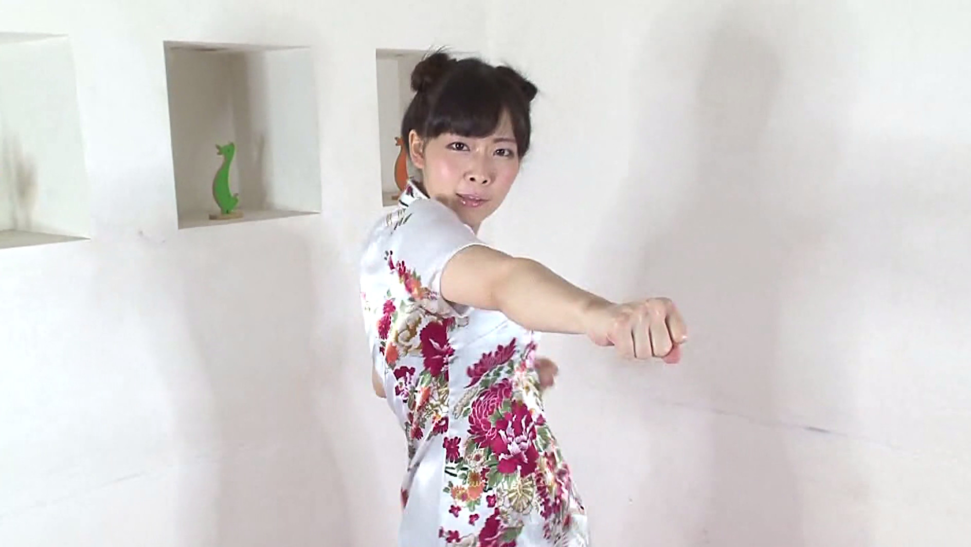 原美織が気功で発情しまくって鬼イキオナニー!超ミニスカのチャイナドレスが最高 画像2