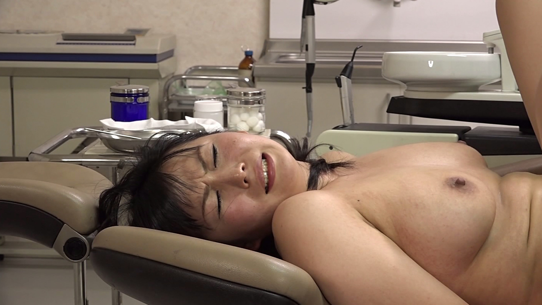 歯科助手をしている兄貴の嫁さんがかなりのデカパイなので一発お願いしたい総集編 画像21