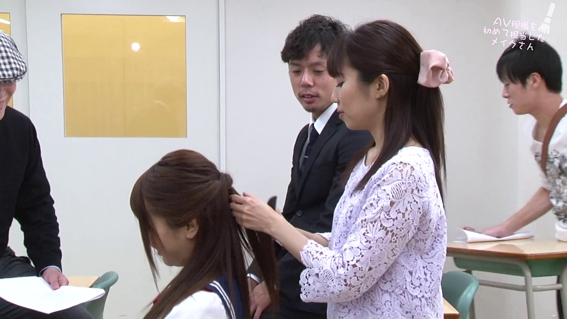 AVの撮影現場を初めて担当した真面目そうな美人メイクさんを騙して中●し! 画像11