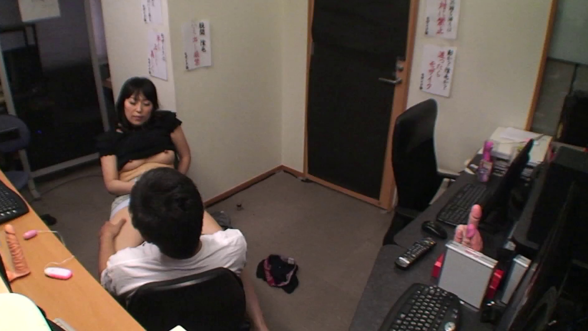 AV会社でモザイク処理のアルバイトをする女たち4時間SP~無修正チンコマ●コに興奮したところをすかさずハメ! 画像12