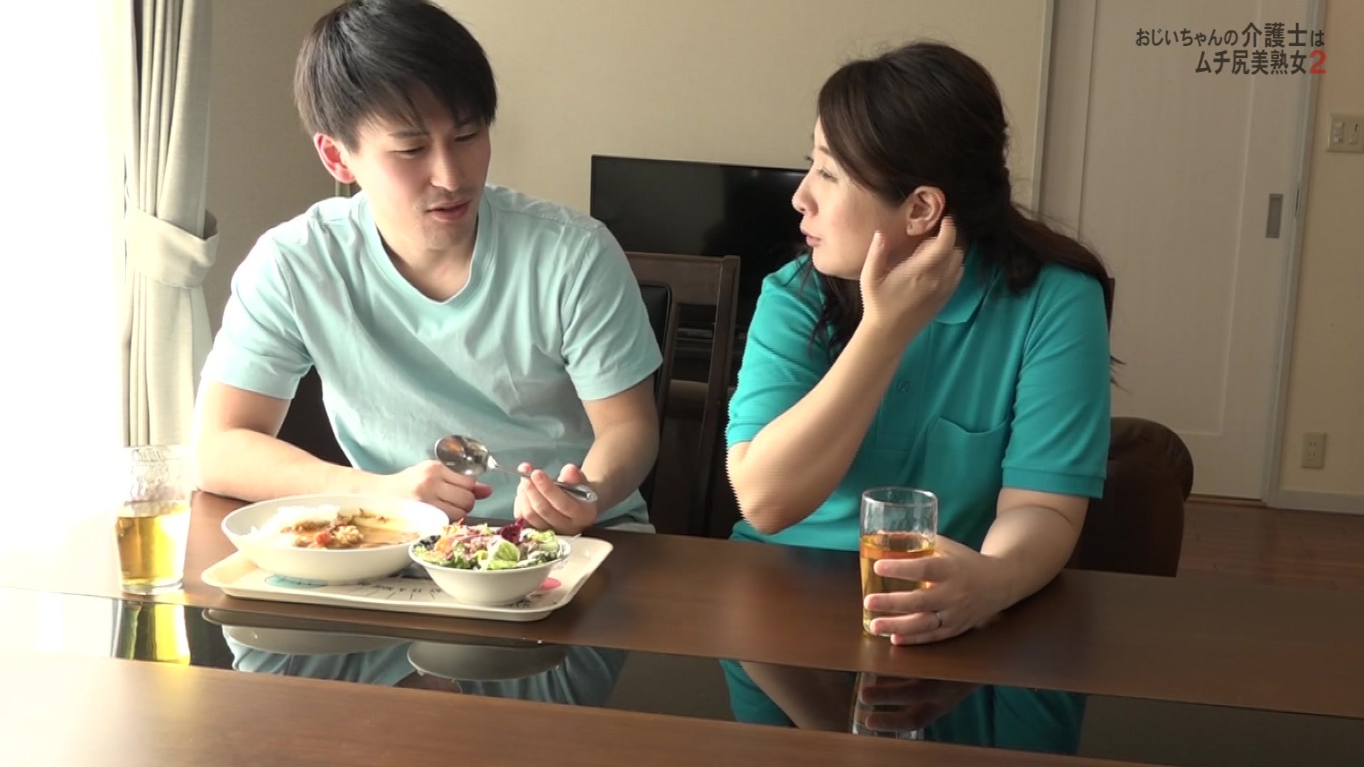おじいちゃんの介護士は見るからにスケベそうなムチ尻美熟女(2)~介護のかたわら僕のチンポをしゃぶってきた! 画像2