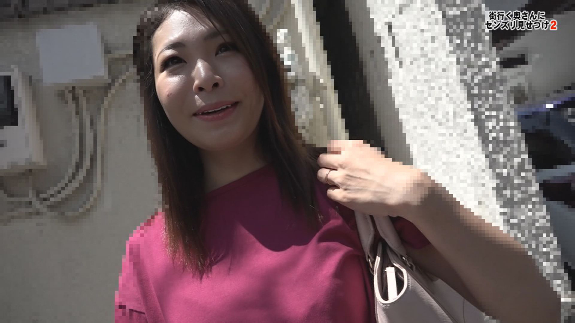 街行く奥さんにセンズリを目の前で見せつけたら(2)~赤面しつつも欲情しているようなのでエロいことしちゃいました 画像1