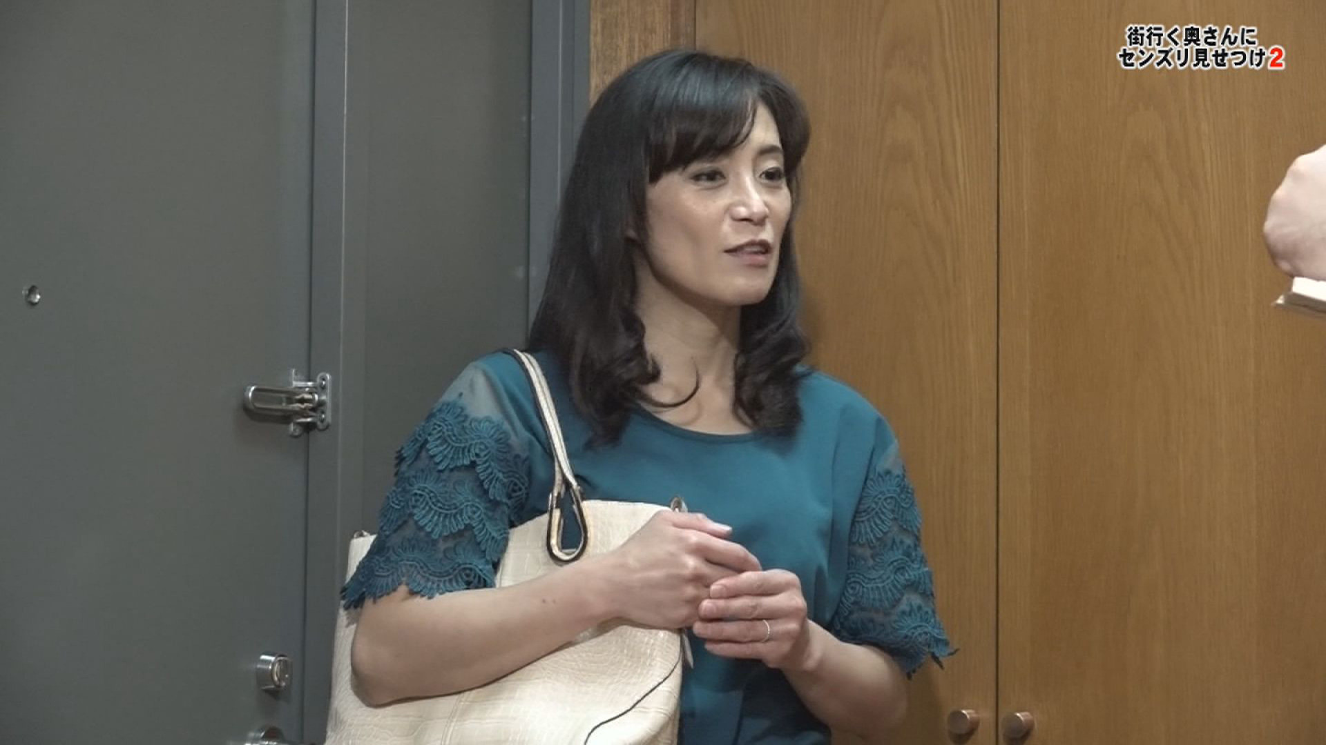 街行く奥さんにセンズリを目の前で見せつけたら(2)~赤面しつつも欲情しているようなのでエロいことしちゃいました 画像5