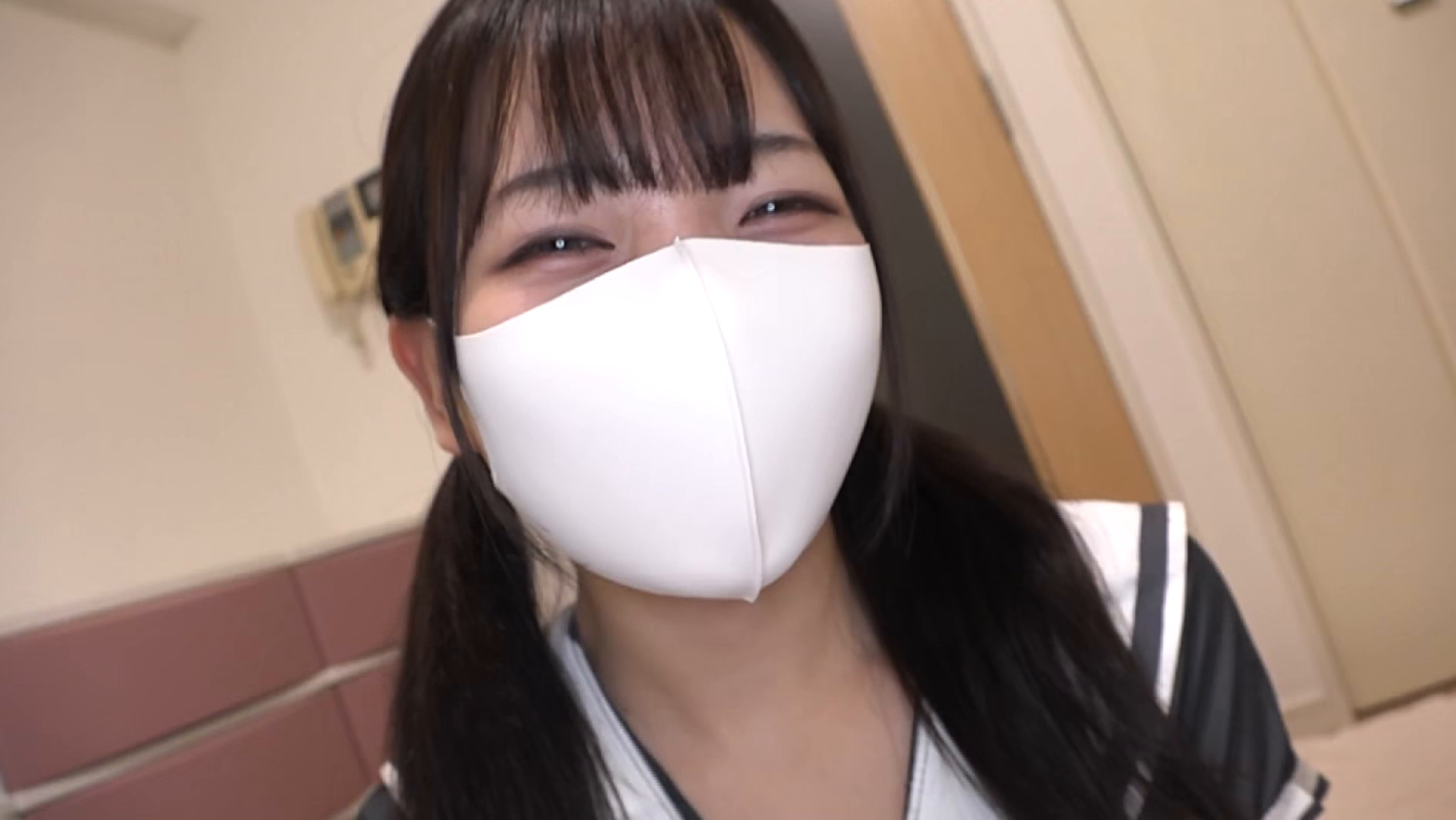 マスク着用を条件に自宅で初めてのAV出演 お願いされたら断れない真正ドMな女子大生 かんなちゃん 20歳 画像13