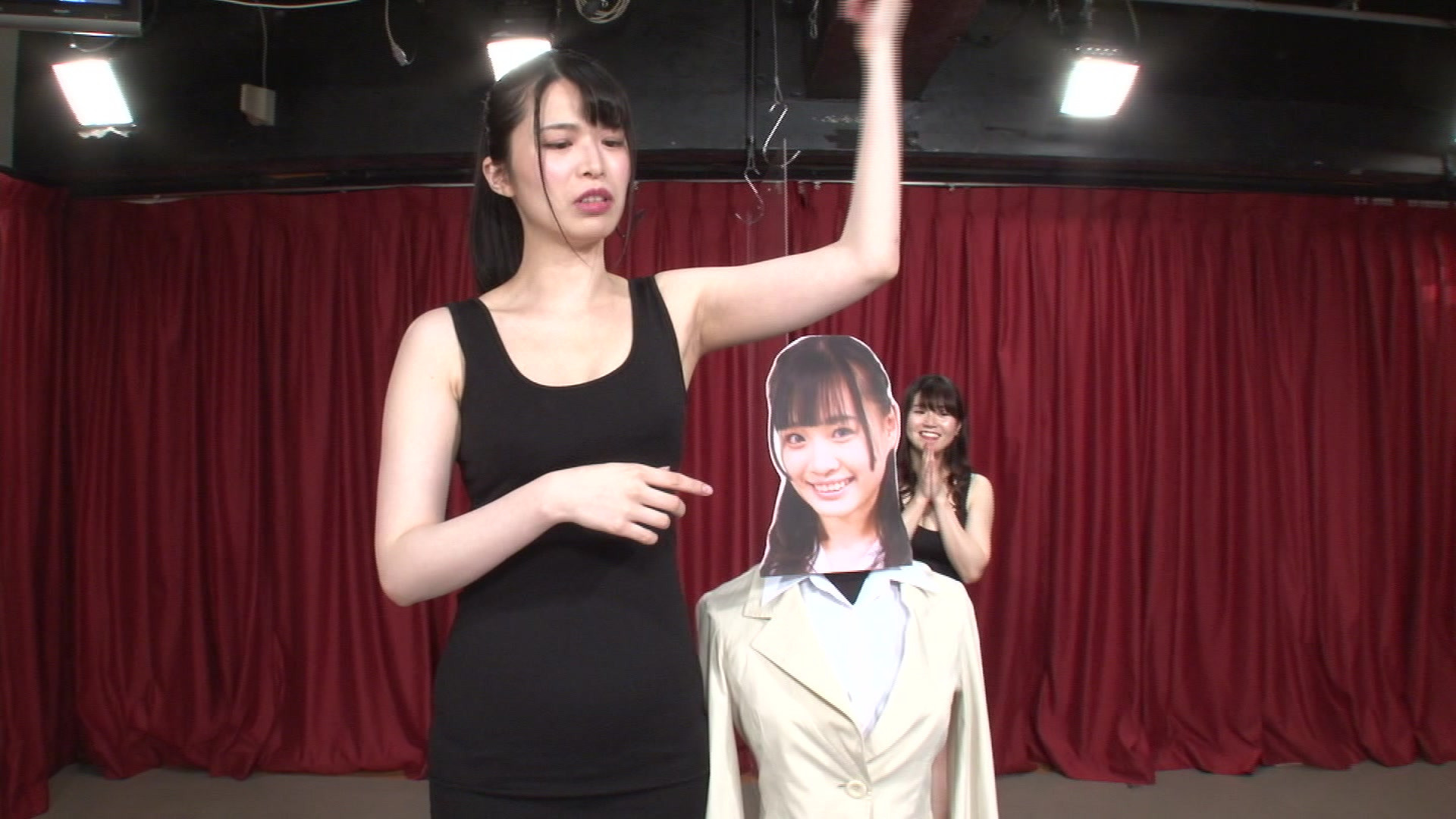 モデル並みの高身長美女に見下され続ける生放送(3)完全版~形の良いおっぱいをローアングルで堪能しまくる 画像3