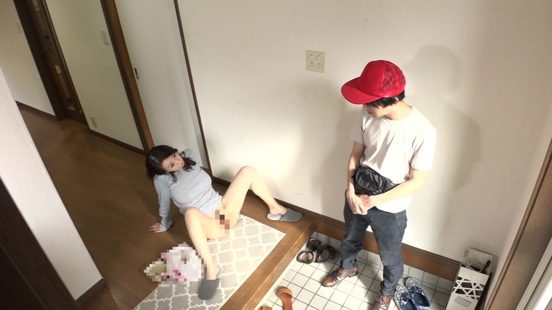 肉付きのいいカラダを見せつけてオマ●コを濡らす五十路熟女 自宅を訪れた配達員たちをいやらしい姿で挑発(2) 画像8