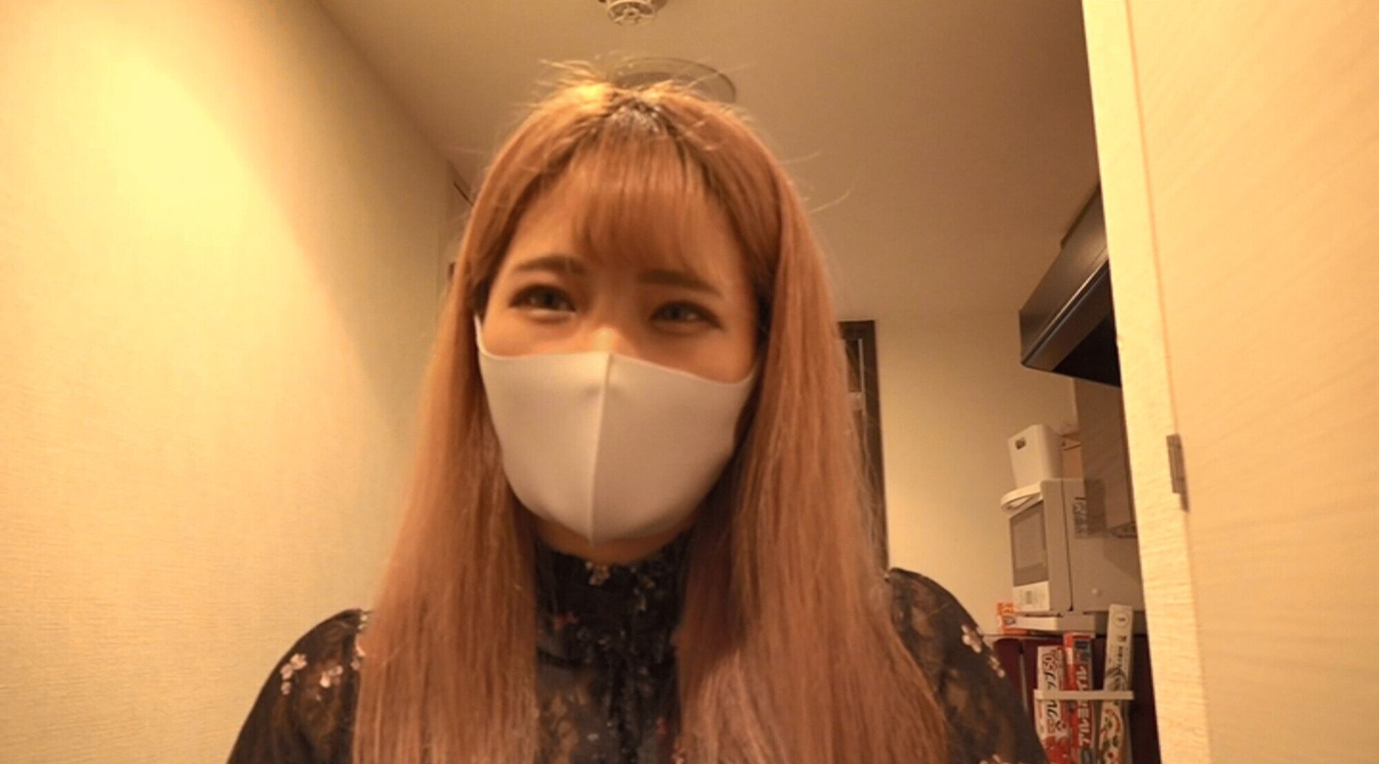 ★【キス】マスク着用を条件に自宅で初めてのAV出演 チンポが好きすぎる変態専門学生 まりちゃん 20歳
