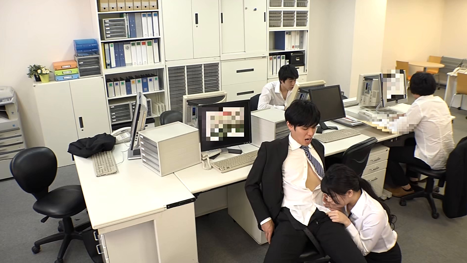 「えっ、こんなとこで挿れるんですか?」僕の上司は美人なのにSEX依存なのでところ構わずハメまくる 画像20