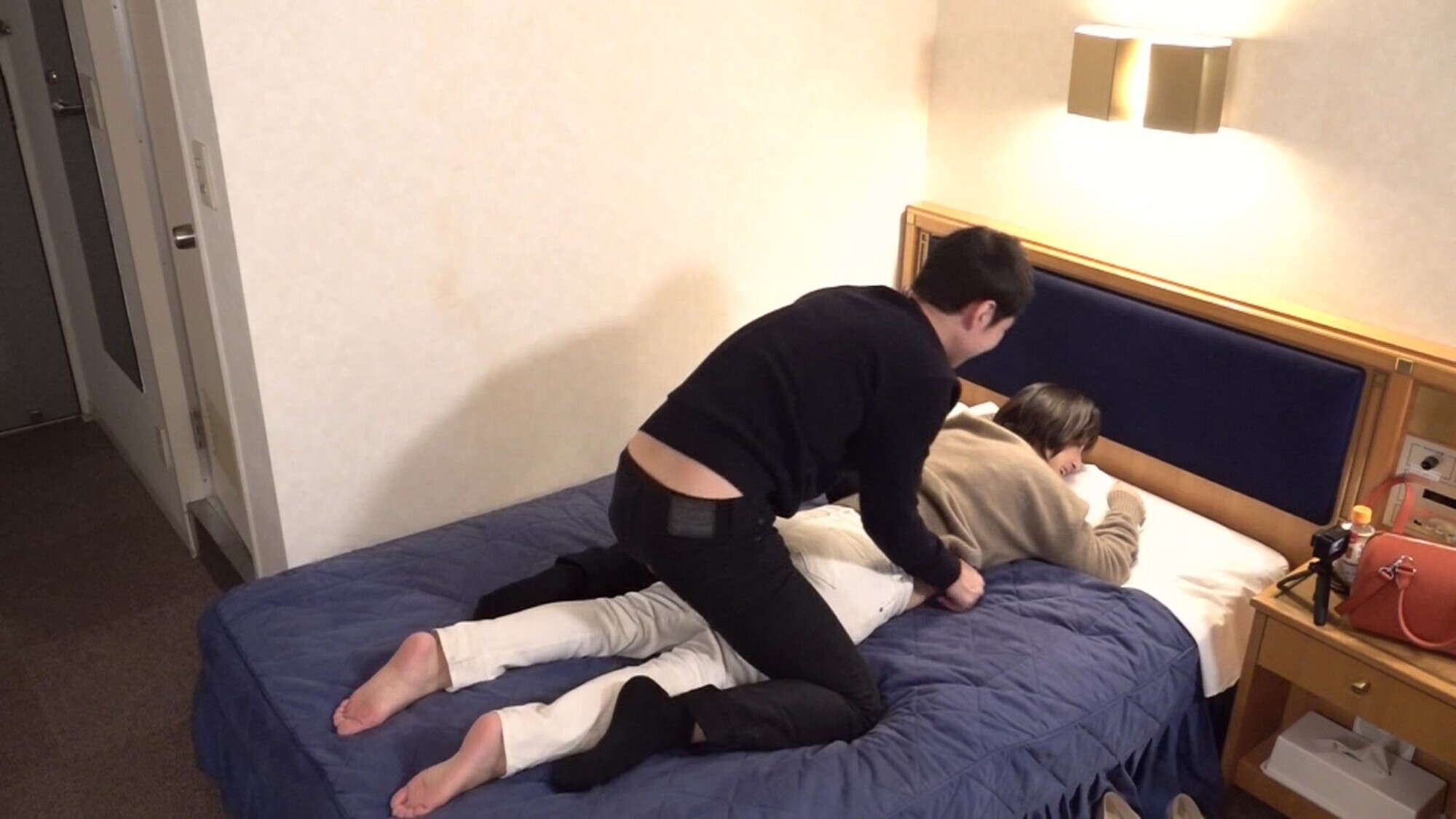 ピタパン巨尻おばさんナンパ!むっちり尻と食い込みマン肉がたまんねぇ~! 画像3