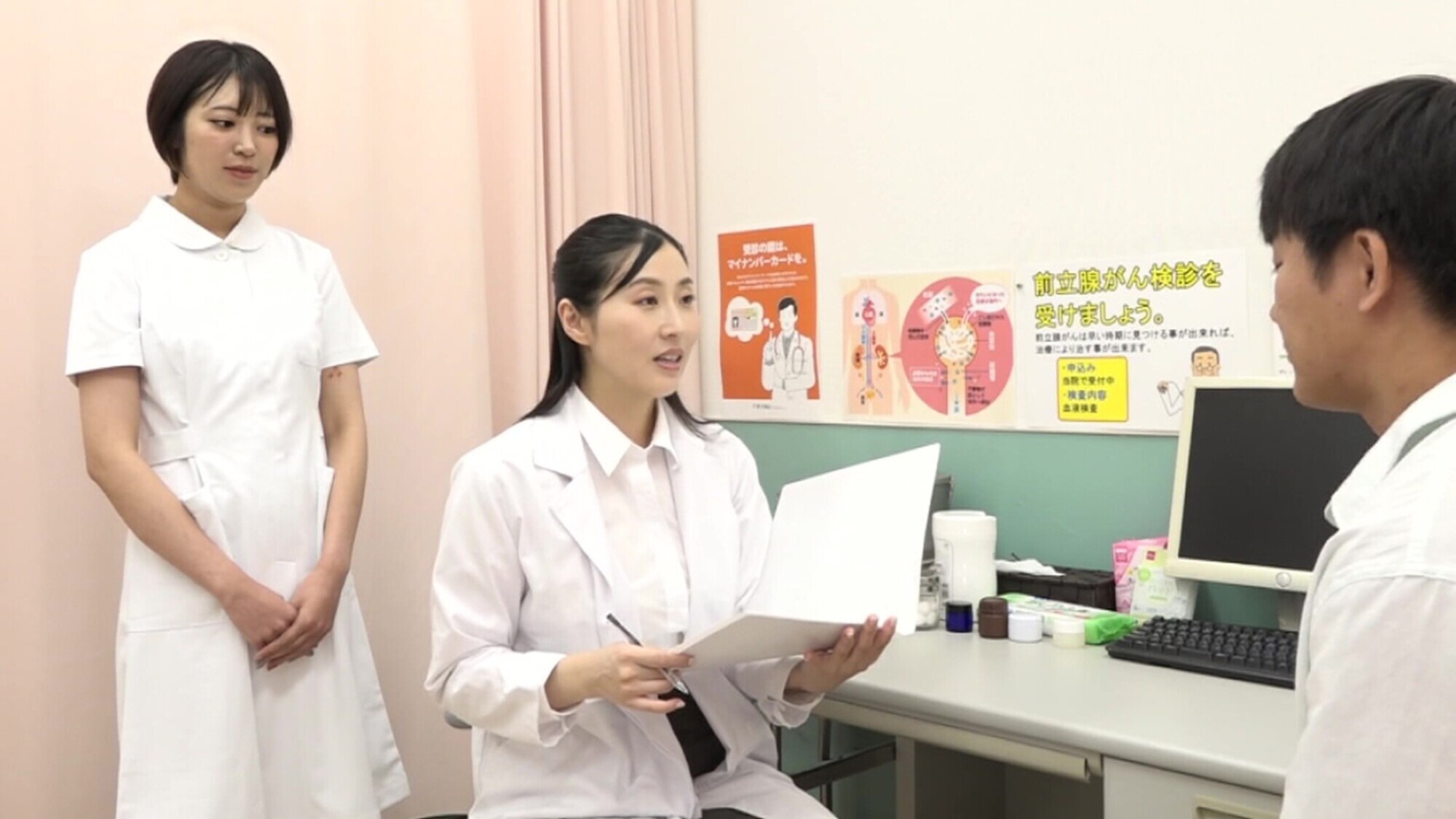 評判通り美人だった泌尿器科女医・藤咲先生に再びギン勃ちチンポを見せつけたら中●しSEXできるのか?(2) 画像1