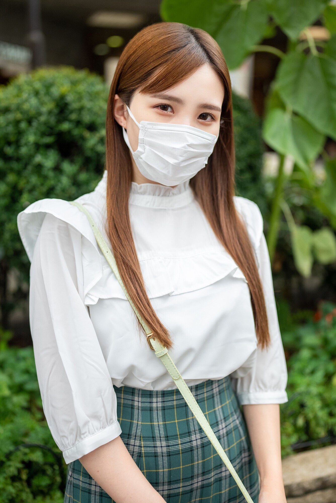素人女子大生【限定】なおちゃん22歳レベルが超高い美人ばかりの制服系ガルバでバイトしている巨乳JDとイチャイチャ中出しSEX!! 画像1