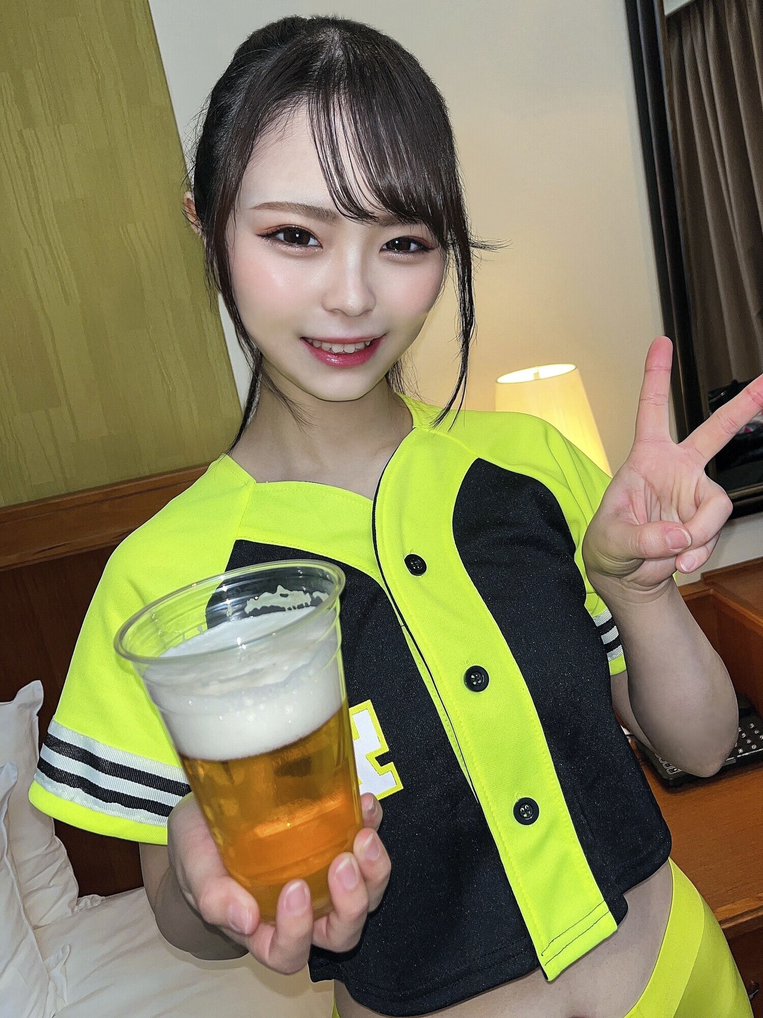 素人女子大生【限定】いとかちゃん22歳 某野球場でビールの売り子のバイトをしている激カワ女子大生！！バイト中のユニフォーム姿でSEXする過激ガールに中出し！！