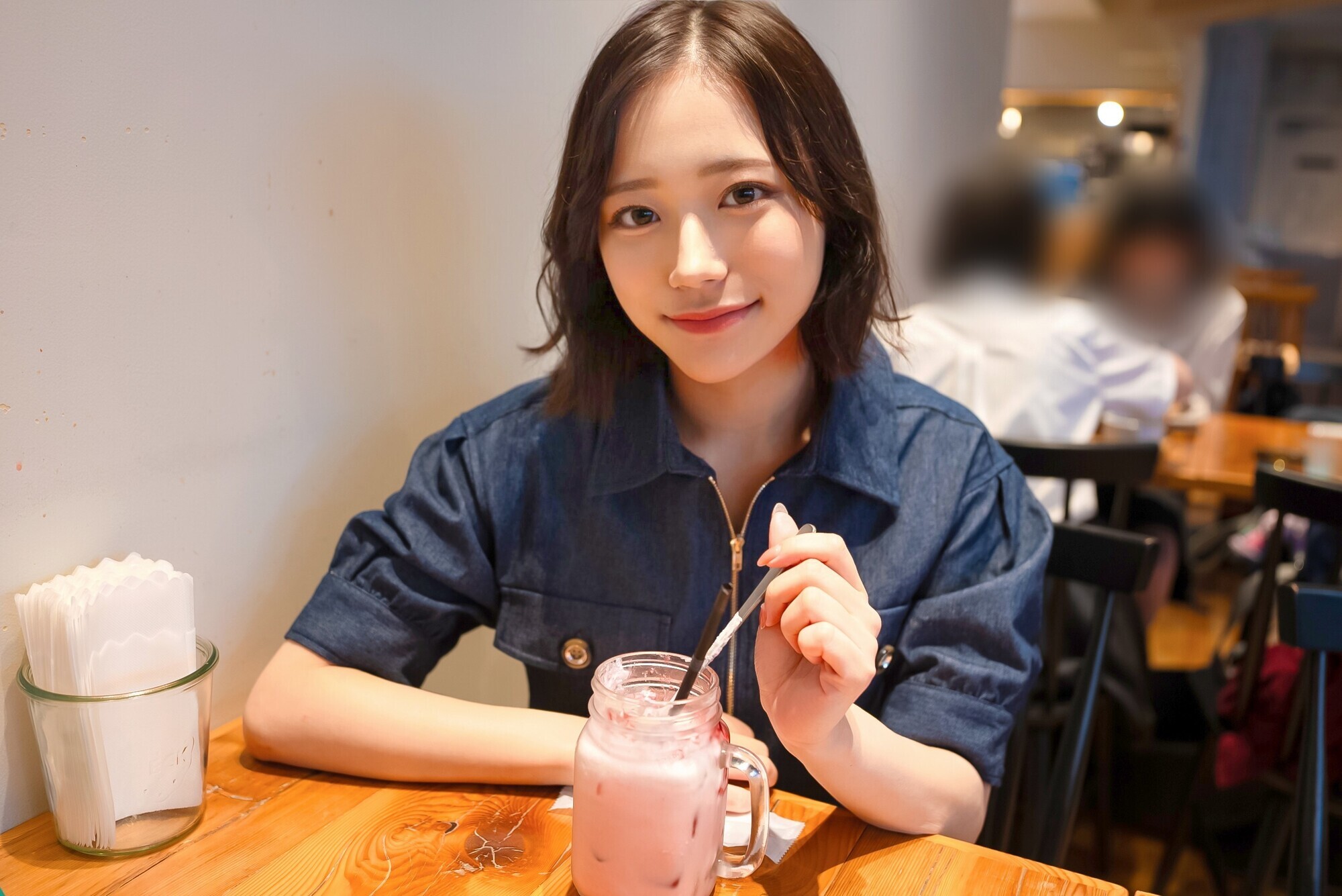 素人JD【限定】まいちゃん21歳 キャバクラで学費を稼ぐ真面目系セクシーJD!男心をくすぐるエッチなドレス姿に大興奮!!感度倍増ハメまくり!恋人繋ぎでラブラブ中出しセックス!! 画像1