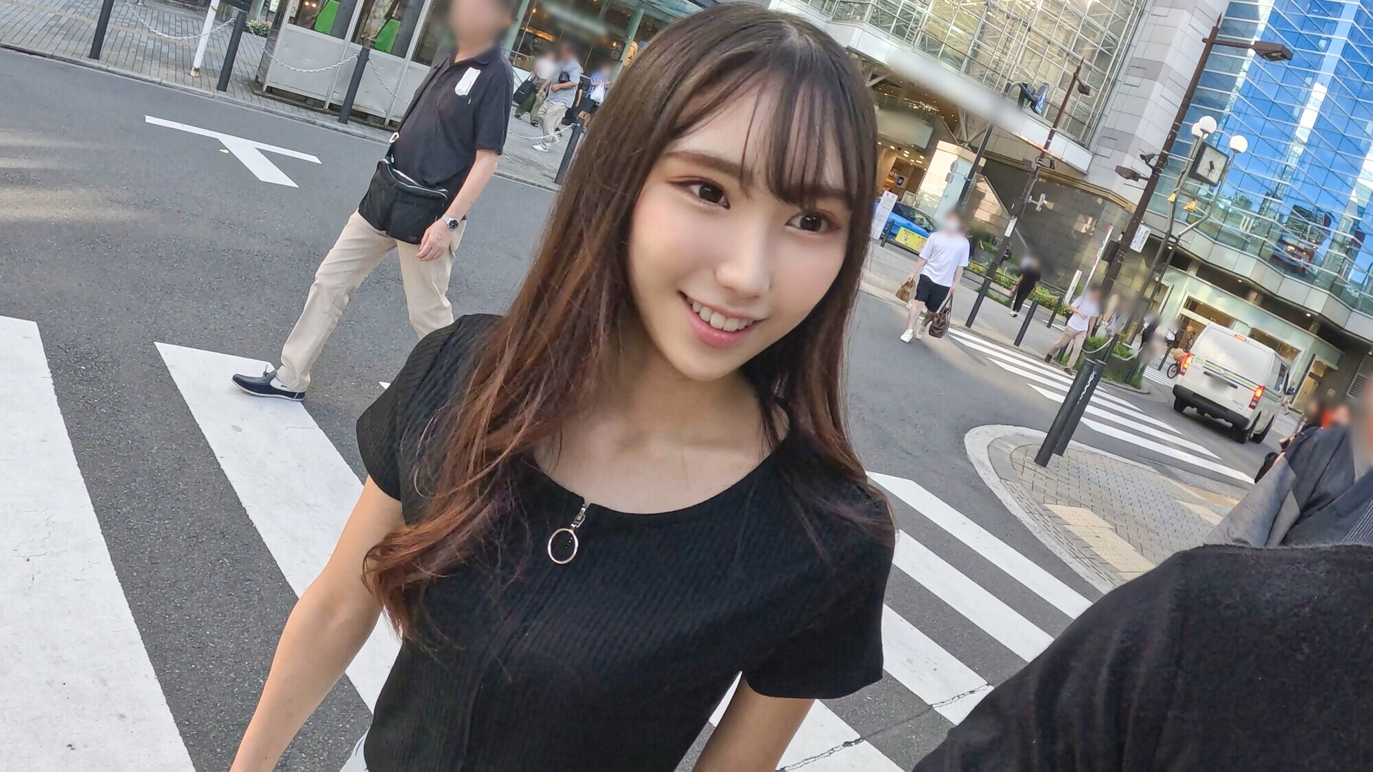 素人JD【限定】みりちゃん20歳 パパ活でゲットした大金を片手に海外旅行をするのが趣味の肉食系JD!!いくつもの国の男たちと夜の国際交流した遊び人ガールと中出しSEX交流!! 画像1