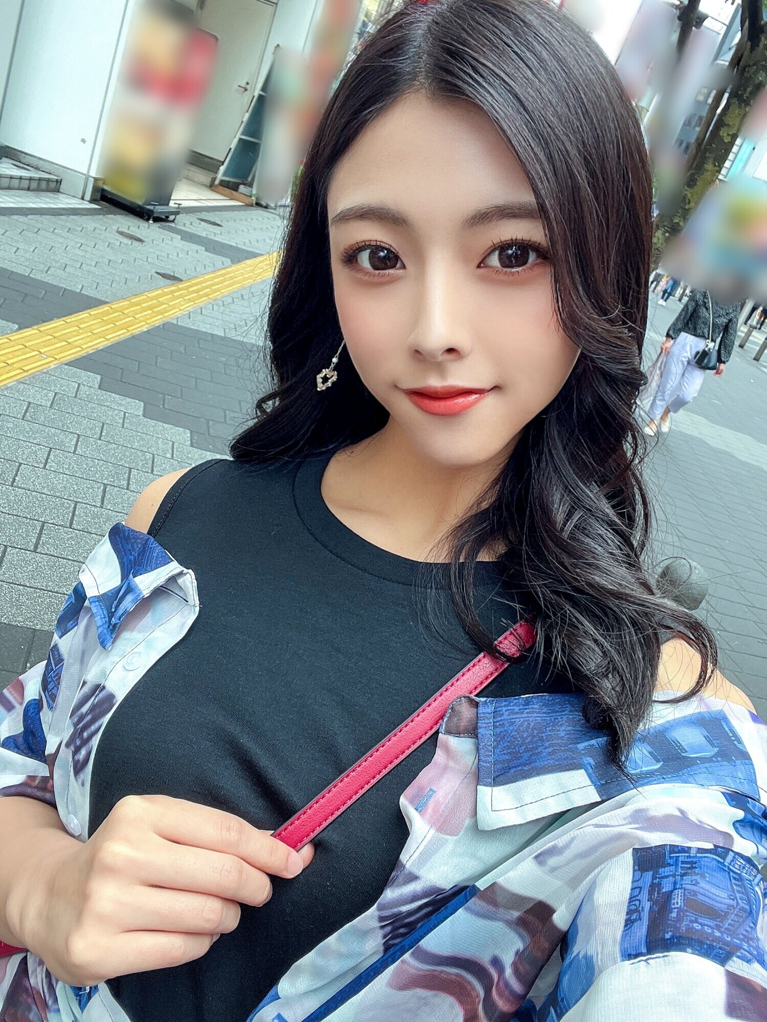 素人JD【限定】あずさちゃん22歳 大人っぽい見た目の雰囲気がエロ過ぎる美人JD!!SEXする前から色気がムンムンに溢れているセクシーガールにベッドの上で圧倒されて思わず大量中出し!! 画像1