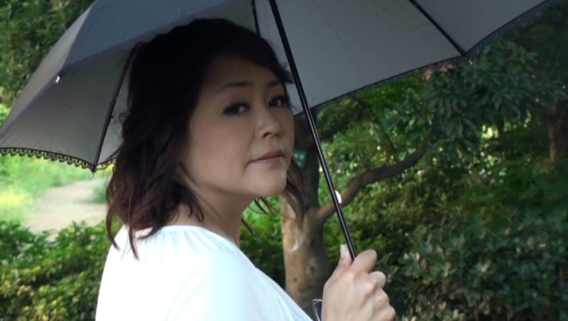 熟母の休日 4人の熟女がイケメンとデートで気分は上々! 画像1