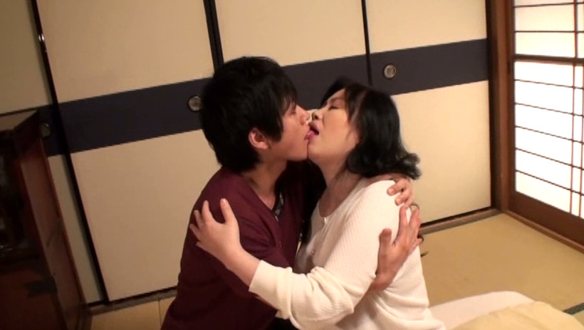 お母さんの性教育 息子の勃起チ○ポに触れ欲情するもっちり白肌むっつりスケベな五十路おっかさん 岡田京子50歳 画像8