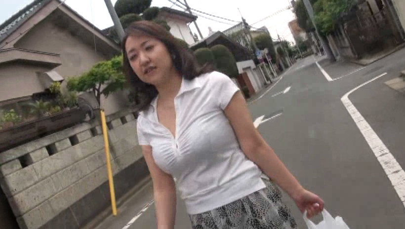 隣の奥様はIカップ初撮りデビュー妻 美神ねね 画像1