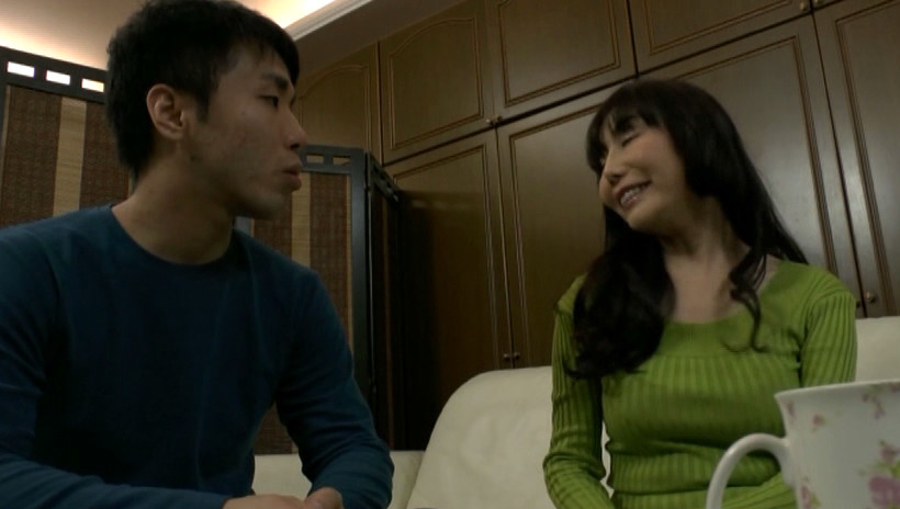 あのいつも優しそうだったお母さんがAVに出ていて、感じまくっている姿に興奮してしまいお母さんに筆おろしを頼んでみると? 画像1