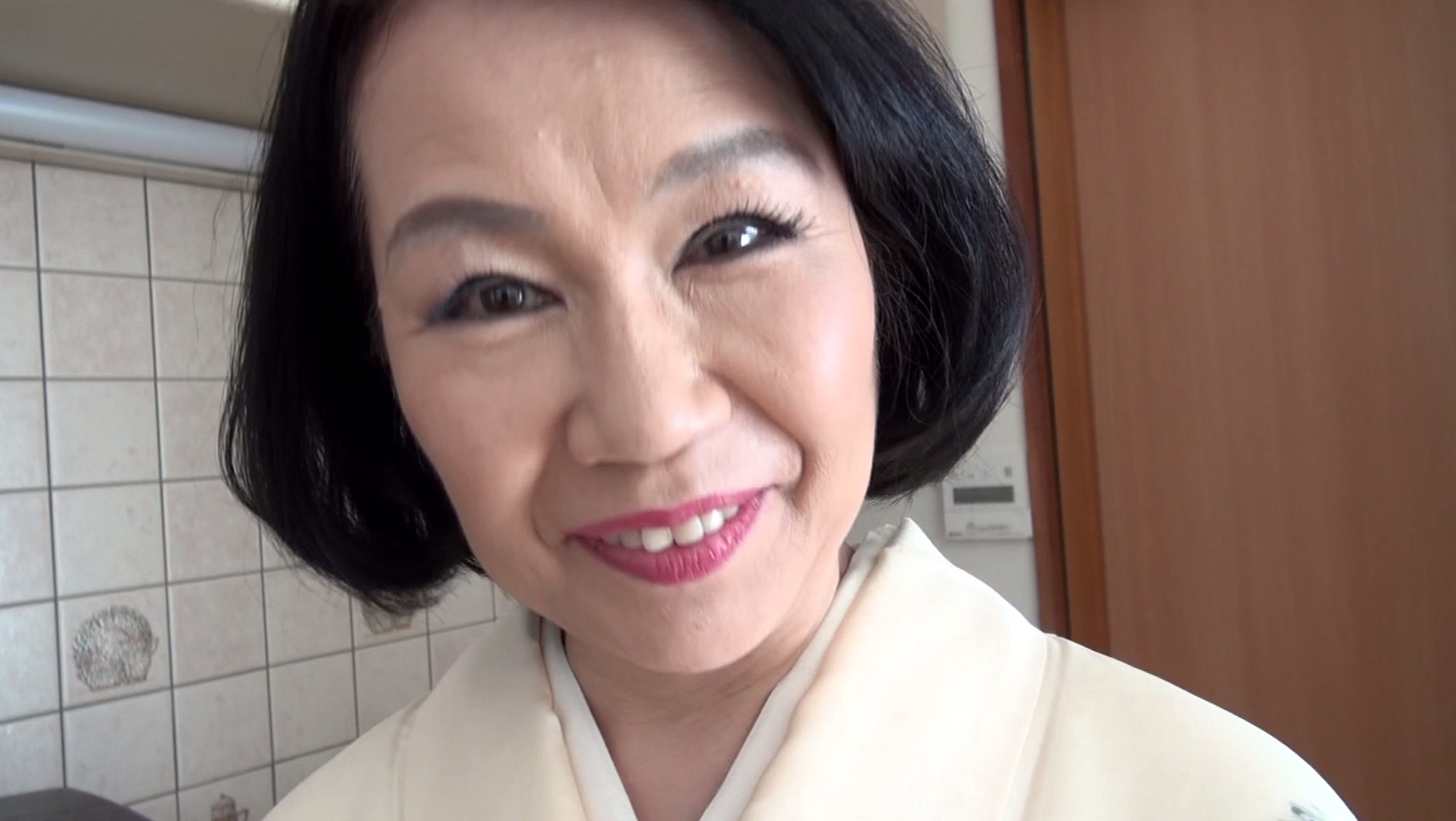 初撮り!還暦 宮前奈美 画像1