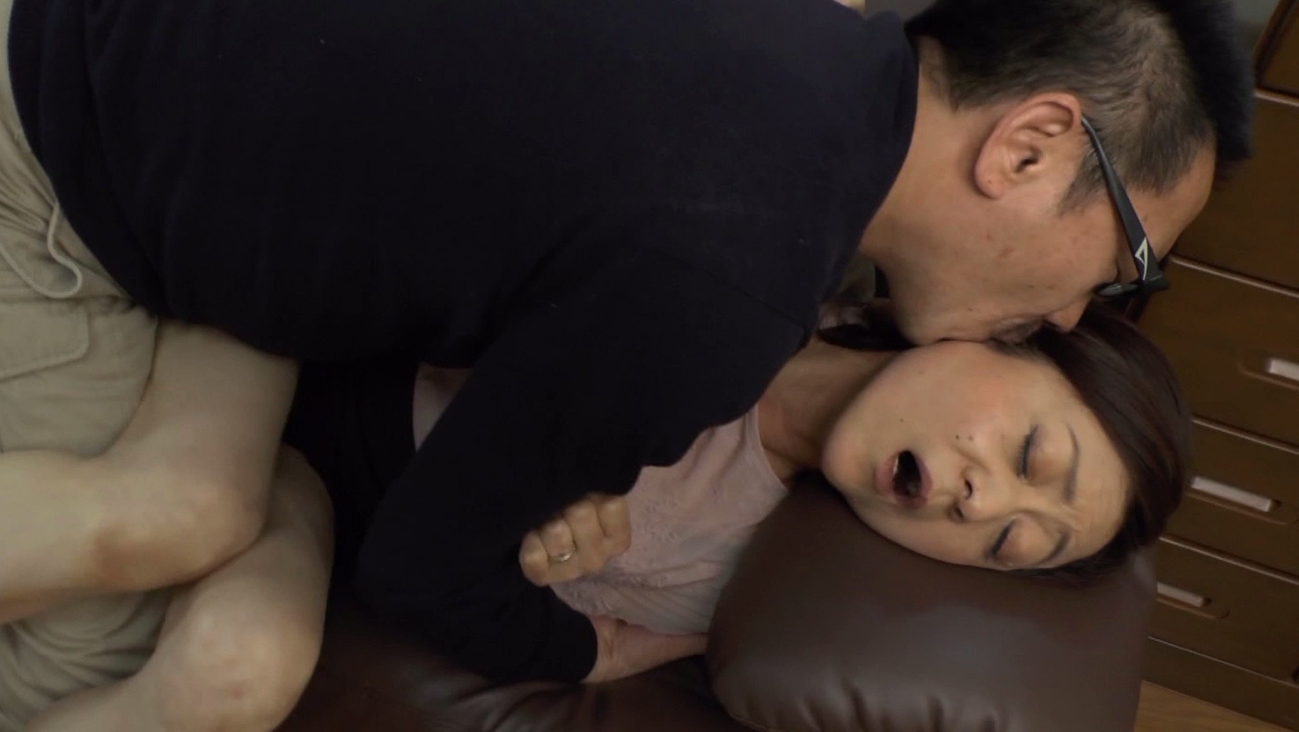 上司や友人の妻に手をだしてはいけない間柄なのに、我慢できず○○しちゃった 画像21